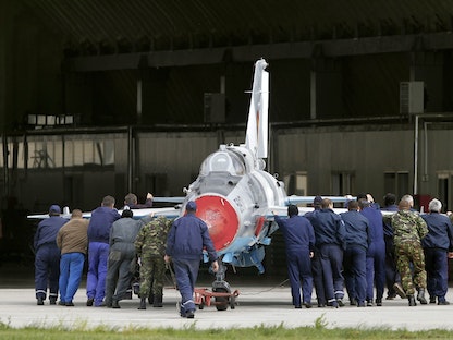 طائرة MIG-21 تابعة لسلاح الجو الروماني خلال تدريبات في مطار عسكري ترانسيلفانيا، شمال غرب حدود رومانيا مع أوكرانيا - 10 أبريل 2014 - REUTERS