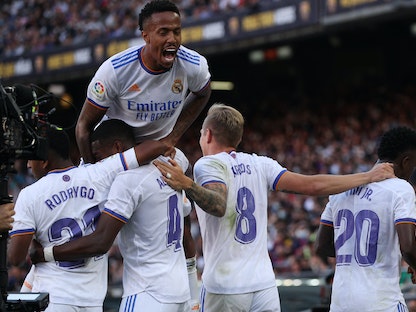 فرحة لاعبي ريال مدريد بهدف ألابا في مرمى برشلونة - REUTERS