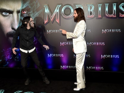 الممثل جاريد ليتو (يمين) يحضر العرض الخاص لفيلم "Morbius" في لوس أنجلوس، كاليفورنيا، الولايات المتحدة - 30 مارس 2022. - AFP