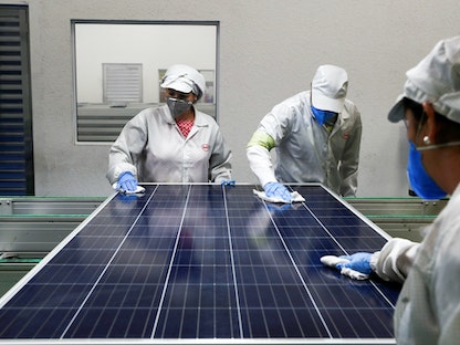 ألوحة طاقة شمسية من شركة "BYD" الصينية المصنعة لمعدات الطاقة الشمسية في كامبيناس، البرازيل- 13 فبراير 2020 - REUTERS