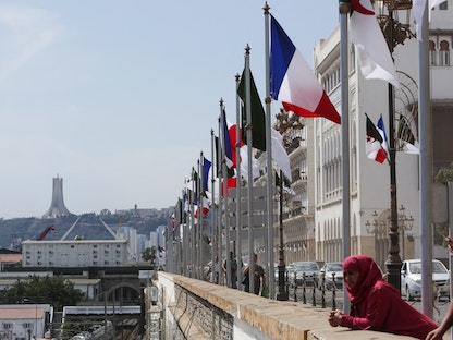 أعلام فرنسا والجزائر في أحد شوارع العاصمة الجزائرية بالتزامن مع زيارة الرئيس الفرنسي إيمانويل ماكرون. 25 أغسطس 2022  - REUTERS