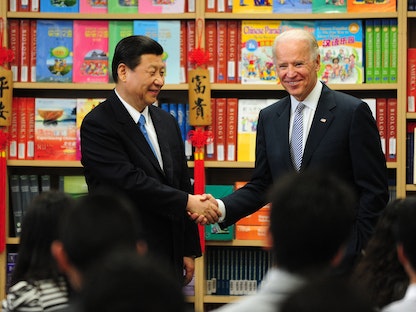 الرئيس الأميركي جو بايدن حين كان نائباً للرئيس والرئيس الصيني شي جين بينج خلال لقاء سابق في لوس أنجلوس بالولايات المتحدة - 17 فبراير 2012 - AFP