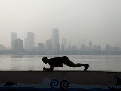 رجل يؤدي التمارين في مدينة مومباي الهندية. - REUTERS