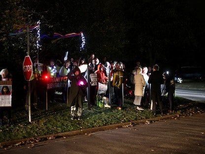 احتجاجات في مانستون تطالب بإغلاق مركز معاجلة طلبات الهجرة في بريطانيا. 2 نوفمبر 2022 - REUTERS