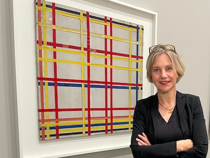  سوزان ماير بوسر مفوضة معرض الفنان بيت موندريان  أمام لوحة "نيويورك سيتي 1" في متحف كونستاملونج بمدينة  دوسلدورف - ألمانيا - 29 أكتوبر 2022 - REUTERS