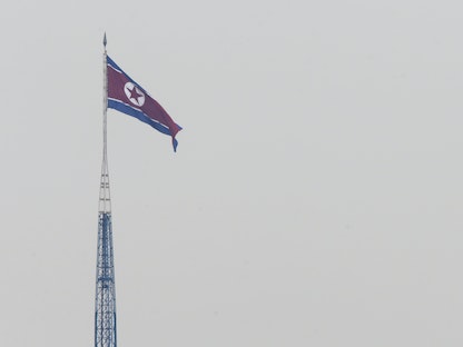 علم كوريا الشمالية فوق برج- 23 أبريل 2013 - REUTERS