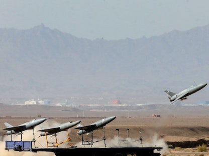 صورة منشورة بتاريخ 25 أغسطس 2022 تظهر إطلاق مسيرات من مكان مجهول في إيران خلال تدريب عسكري - via REUTERS