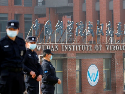 عناصر أمن صينيون أمام مقر معهد ووهان للفيروسات - 2 فبراير 2021 - REUTERS
