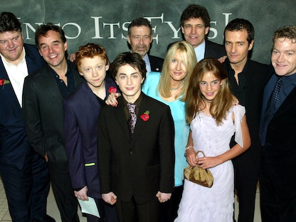 طاقم فيلم "هاري بوتر" في صورة جماعية خلال العرض الأول لفيلم "هاري بوتر وحجرة الأسرار في لندن- 3 نوفمبر 2002 - REUTERS