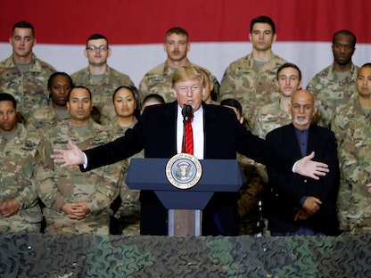 الرئيس الأميركي السابق دونالد ترمب مع الرئيس الأفغاني أشرف غني في قاعدة باغرام الجوية بأفغانستان، 28 نوفمبر 2019 - REUTERS