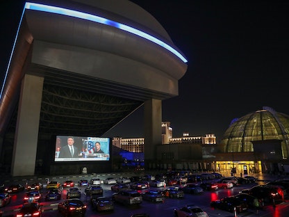 أشخاص يجلسون في سياراتهم أثناء مشاهدة فيلم في سينما بمول الإمارات - REUTERS