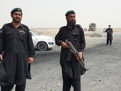 عناصر من شرطة الحدود يحرسون بلدة شمن الباكستانية الحدودية، 16 يوليو 2021 - AFP