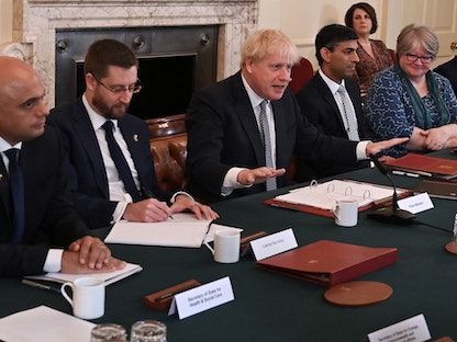 وزير الصحة البريطاني ساجد جاويد (أقصى اليسار)، ورئيس الوزراء بوريس جونسون (وسط) ووزير الخزانة ريشي سوناك (يمين)، خلال اجتماع للحكومة في لندن - 5 يوليو 2022. - AFP
