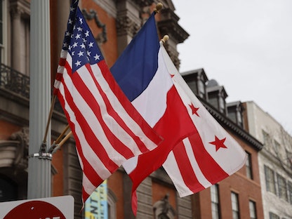 أعلام فرنسا والولايات المتحدة ومقاطعة كولومبيا أثناء زيارة الدولة التي يقوم بها الرئيس الفرنسي إيمانويل ماكرون إلى واشنطن- 29 نوفمبر  2022 - AFP