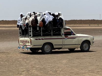 سيارة تحمل سودانيات على طريق سنار في مدينة الدندر ولاية سنار بالسودان. 6 يونيو 2024 - Reuters