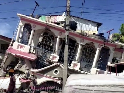 صورة من مقطع فيديو لمبنى منهار في أعقاب زلزال هايتي - 14 أغسطس 2021 - REUTERS