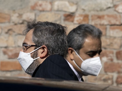 كبير المفاوضين الإيرانيين، علي باقري يغادر مقر المحادثات بفيينا بعد لقائه مع المنسق الأوروبي لمحادثات فيينا، إنريكي مورا - 11 مارس 2022 - AFP