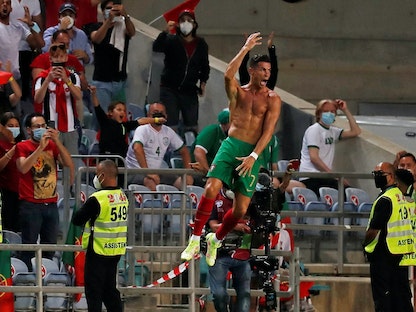 نجم المنتخب البرتغالي كريستيانو رونالدو يحتفل بعد تسجيله هدفاً في شباك جمهورية إيرلندا - 1 سبتمبر 2021 - REUTERS