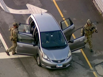 عناصر من الشرطة الأميركية يفتشون إحدى السيارات بعد حادثة إطلاق النار. 05 يوليو 2022. - via REUTERS