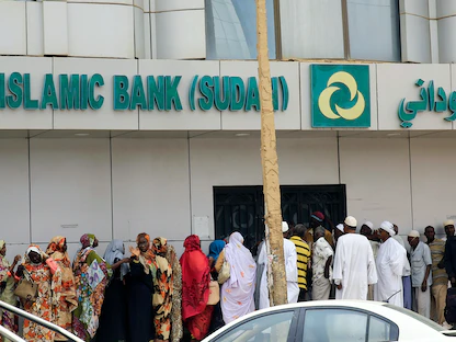سودانيون ينتظرون أمام أحد البنوك في العاصمة الخرطوم. 11 يونيو 2019 - REUTERS