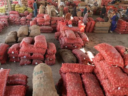 على وقع اشتباكات الحدود.. اندلاع حرب تجارية بين باكستان وأفغانستان