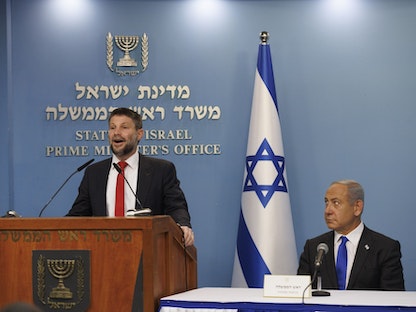 بتسلئيل سموتريتش يتحدث خلال مؤتمر صحافي ويجلس بجواره رئيس الوزراء الإسرائيلي بنيامين نتنياهو. 11 يناير 2023 - Bloomberg