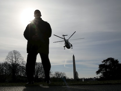 جندي أميركي يراقب قاعدة أندروز المشتركة في واشنطن بعد مغادرة الرئيس الأسبق باراك أوباما القاعدة، 20 يناير 2016 - REUTERS