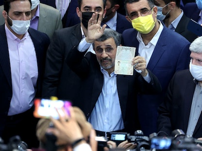 الرئيس الإيراني السابق محمود أحمدي نجاد يقدم أوراق ترشحه للانتخابات الرئاسية بوزارة الداخلية في طهران -12 مايو 2021 - AFP