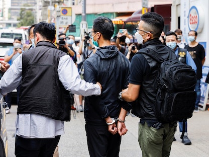 أثناء اعتقال الشرطة لأحد أعضاء تحالف هونج كونج لدعم الحركات الديمقراطية في الصين- 9 سبتمبر 2021 - REUTERS