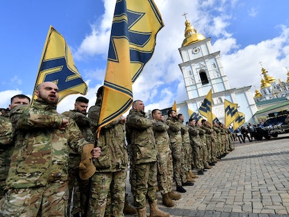 أعضاء في "كتيبة آزوف" خلال مسيرة في كييف - 14 مارس 2020 - AFP