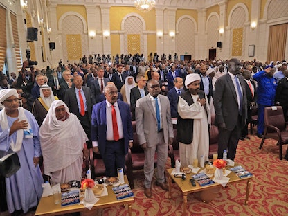عزف النشيد الوطني السوداني خلال حفل توقيع "الاتفاق الإطاري" بين العسكريين والمدنيين في الخرطوم. 5 ديسمبر 2022 - AFP