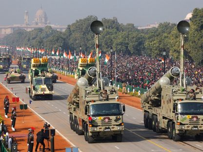 منصات إطلاق صواريخ BrahMos تابعة للجيش الهندي خلال عرض عسكري بمناسبة يوم الجمهورية بالعاصمة نيودلهي. في 26 يناير 2013 - REUTERS