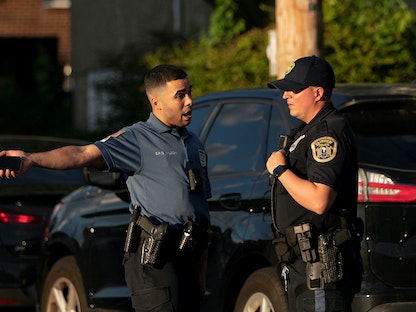 ضباط شرطة في نيوجيرسي قرب المبنى الذي يعيش فيه منفذ الهجوم على سلمان رشدي - 12 أغسطس 2022 - REUTERS