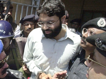 أحمد عمر سعيد شيخ، المُتهم بقتل الصحافي الأميركي دانيال بيرل، مغادراً محكمة في كراتشي - AFP