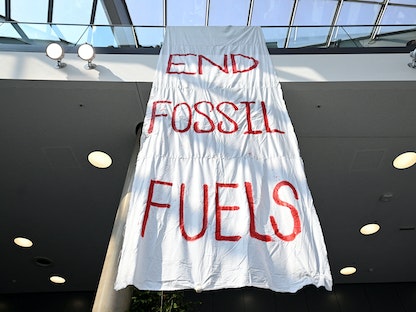لافتة مكتوب عليها "أوقفوا الوقود الأحفوري" في مؤتمر بون لتغير المناخ في بون بألمانيا. 8 يونيو 2023 - REUTERS