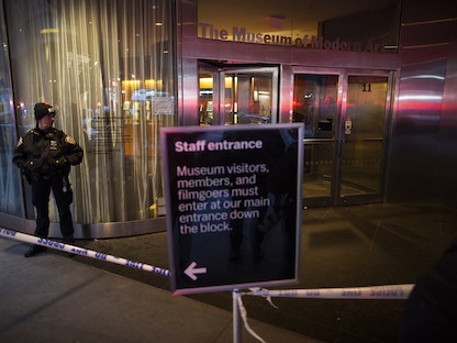 شرطي يقف حارساً عند مدخل متحف الفن الحديث في مدينة نيويورك  - AFP