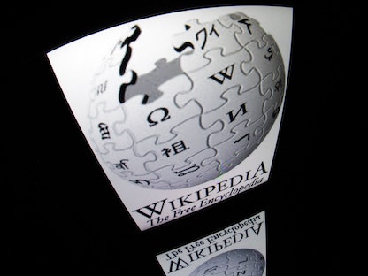 شعار "Wikipedia" على شاشة كمبيوتر - AFP