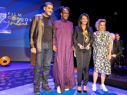 المخرجة المغربية مريم التوزاني تتسلم جائزة أفضل مخرجة في مهرجان الفيلم الفرانكفوني في أنغوليم - AFP
