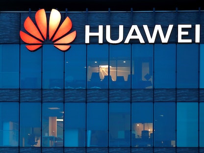 شعار شركة "هواوي" الصينية في أحد مقراتها في فرنسا  - REUTERS