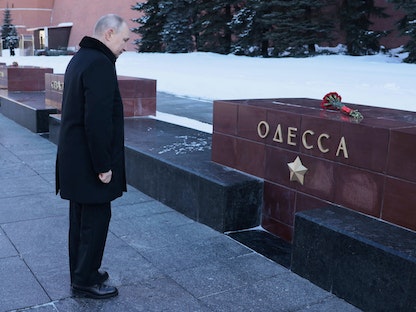 الرئيس الروسي فلاديمير بوتين يضع الزهور على قبر الجندي المجهول في موسكو. 23 فبراير 2023 - REUTERS