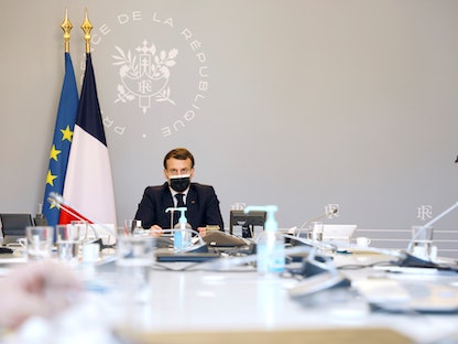 الرئيس الفرنسي إيمانويل ماكرون يشارك في مؤتمر عبر الفيديو عقب هجوم إلكتروني على مستشفيين فرنسيين - REUTERS