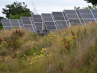 منشأة للطاقة الشمسية الكهروضوئية في ساحة تجمع السكك الحديدية السابقة في لو مان-أرناج، في لومان شمال غرب فرنسا- 29 يونيو 2022  - AFP