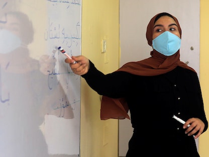 معلمة في إحدى مدارس القاهرة - REUTERS