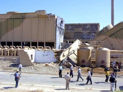 مفاعل تموز النووي العراقي المدمر بعدما قصفته إسرائيل خلال غارة جوية في عام 1981 وضرب مرة أخرى خلال حرب الخليج عام 1991 في التويثة، جنوب شرق بغداد، سبتمبر 2002 - AFP
