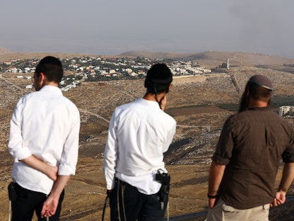 إسرائيليون أمام مستوطنة كوخاف هشاحر في الضفة الغربية. 6 نوفمبر 2022 - REUTERS