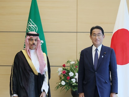 وزير الخارجية السعودي الأمير فيصل بن فرحان ورئيس الوزراء الياباني فوميو كيشيدا قبيل اجتماع في مكتب رئيس الوزراء في طوكيو. 19 يوليو 2022. - AFP