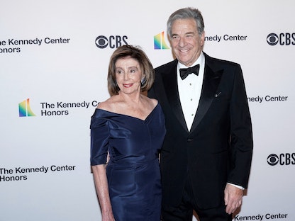رئيسة مجلس النواب الأميركي نانسي بيلوسي وزوجها بول بيلوسي في افتتاح الحفل الـ42 لتوزيع جوائز مركز كينيدي الثقافي السنوية، واشنطن – 8 ديسمبر 2019 - REUTERS