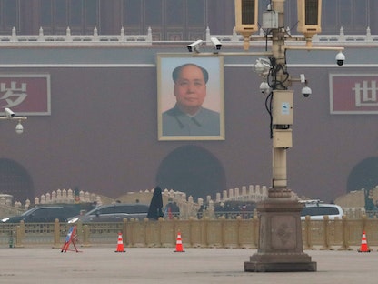 كاميرات مراقبة أمام صورة لمؤسّس الصين الشعبية ماو تسي تونغ عند بوابة تيانانمين في بكين - 5 مارس 2021 - REUTERS