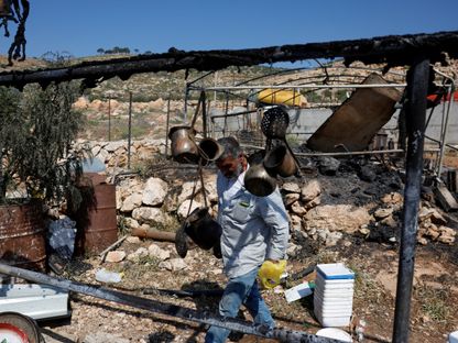 فلسطيني يتفقد الأضرار التي لحقت بمنزله بعد هجوم المستوطنين الإسرائيليين على قرية المغير في الضفة الغربية المحتلة. 13 أبريل 2024 - Reuters