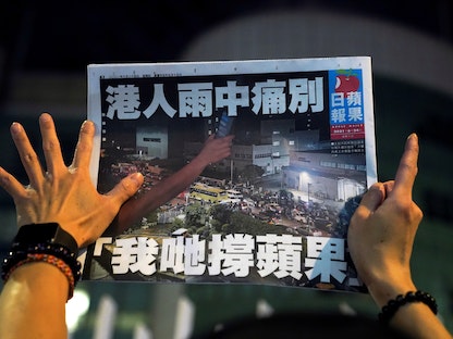 الصفحة الأولى للعدد الأخير من صحيفة "أبل دايلي" في هونغ كونغ - REUTERS